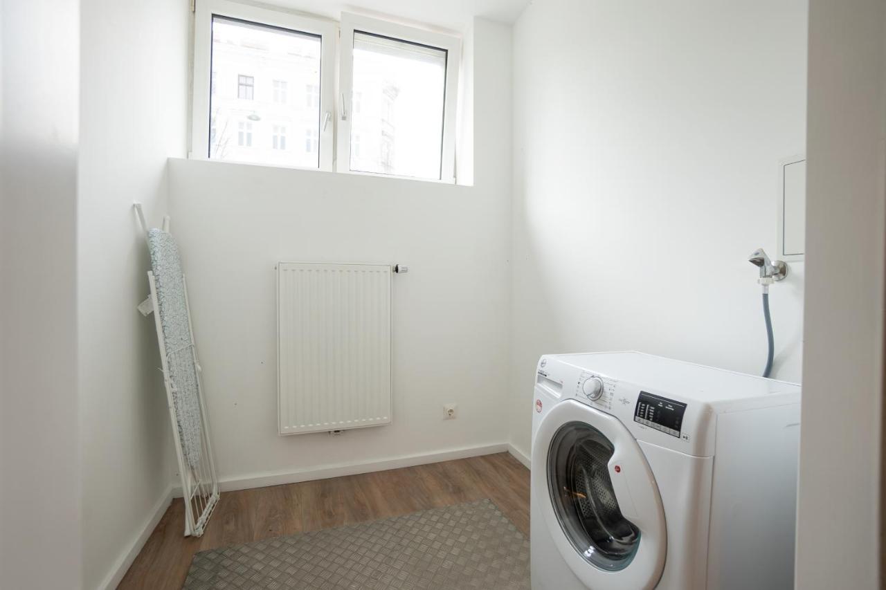 Stylish Apartment With Dedicated Working Space And Super King-Size Bed Located Between City Centre And Donau River Відень Екстер'єр фото