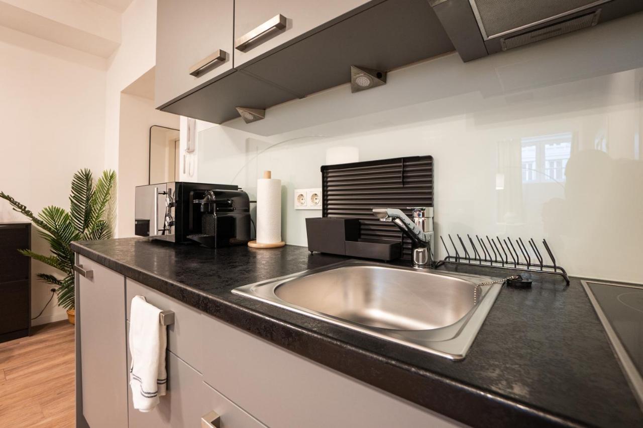 Stylish Apartment With Dedicated Working Space And Super King-Size Bed Located Between City Centre And Donau River Відень Екстер'єр фото
